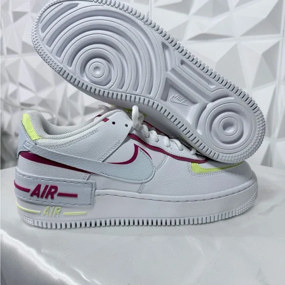 🎀Nike White Sneakers with Pink Accents - Picture 2 of 6